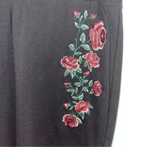 Torrid Embroidered  Rose Pencil Skirt - Picture 5 of 6
